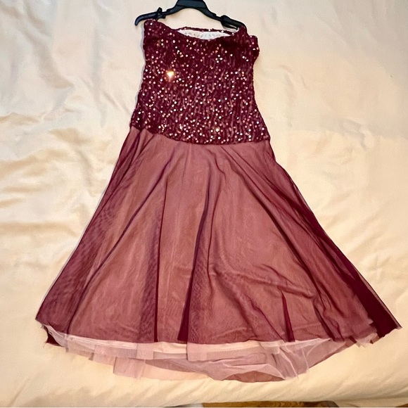 Elegant Burgundy Strapless Dress - Picture 5 of 5